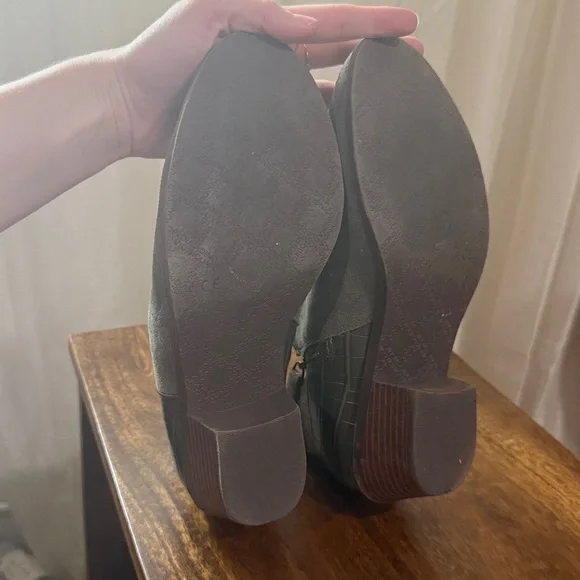 Vionic Marissa Short Bootie, Black Suede Crocodile Print Green Sz 8 - Picture 6 of 8